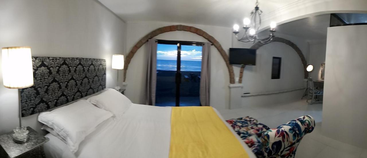 Sunbloom Beachfront Hotel And Restaurant Zambales Sinabacan المظهر الخارجي الصورة