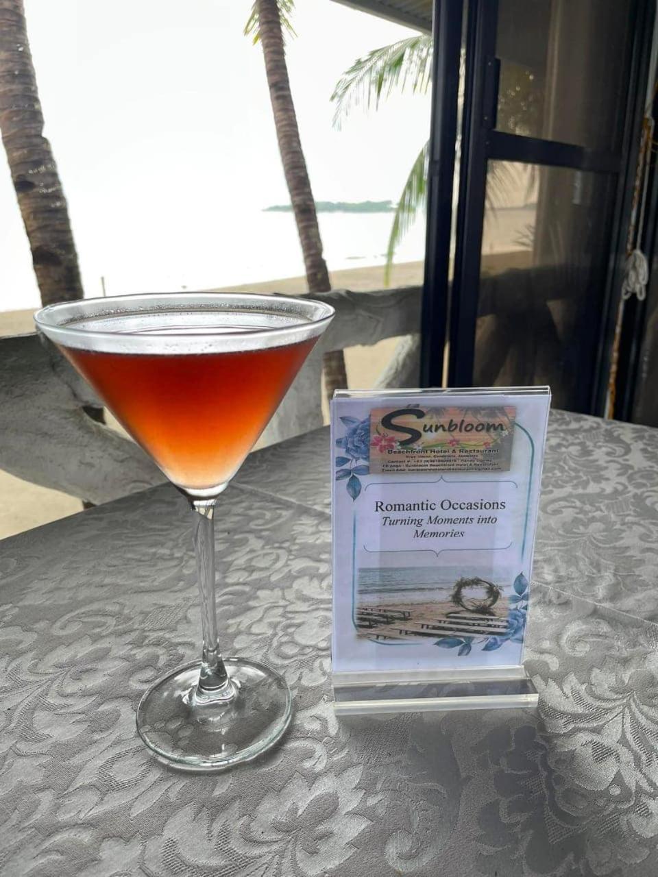 Sunbloom Beachfront Hotel And Restaurant Zambales Sinabacan المظهر الخارجي الصورة