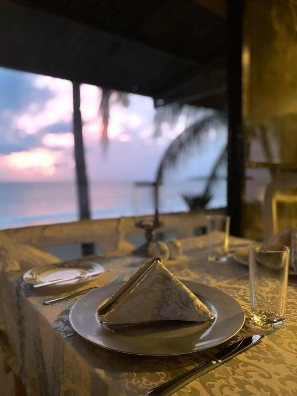 Sunbloom Beachfront Hotel And Restaurant Zambales Sinabacan المظهر الخارجي الصورة