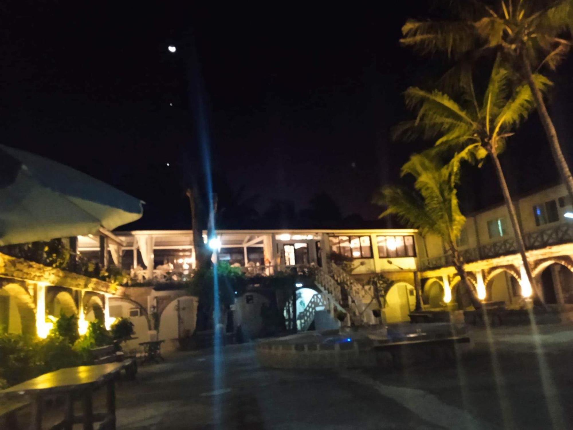 Sunbloom Beachfront Hotel And Restaurant Zambales Sinabacan الغرفة الصورة